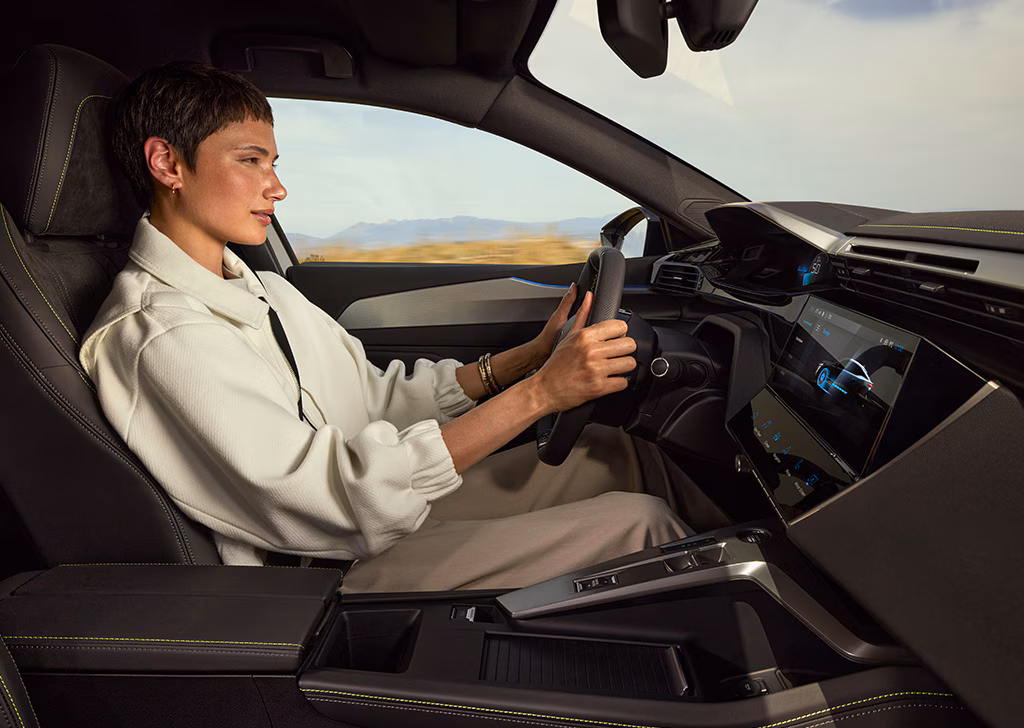 PEUGEOT 408 1.2 Hybrid 145 AT Allure