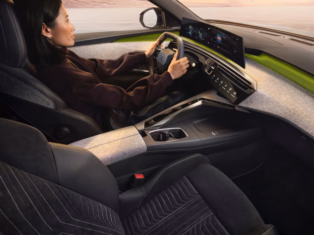 PEUGEOT 5008 1.2 Hybrid 145 AT Allure