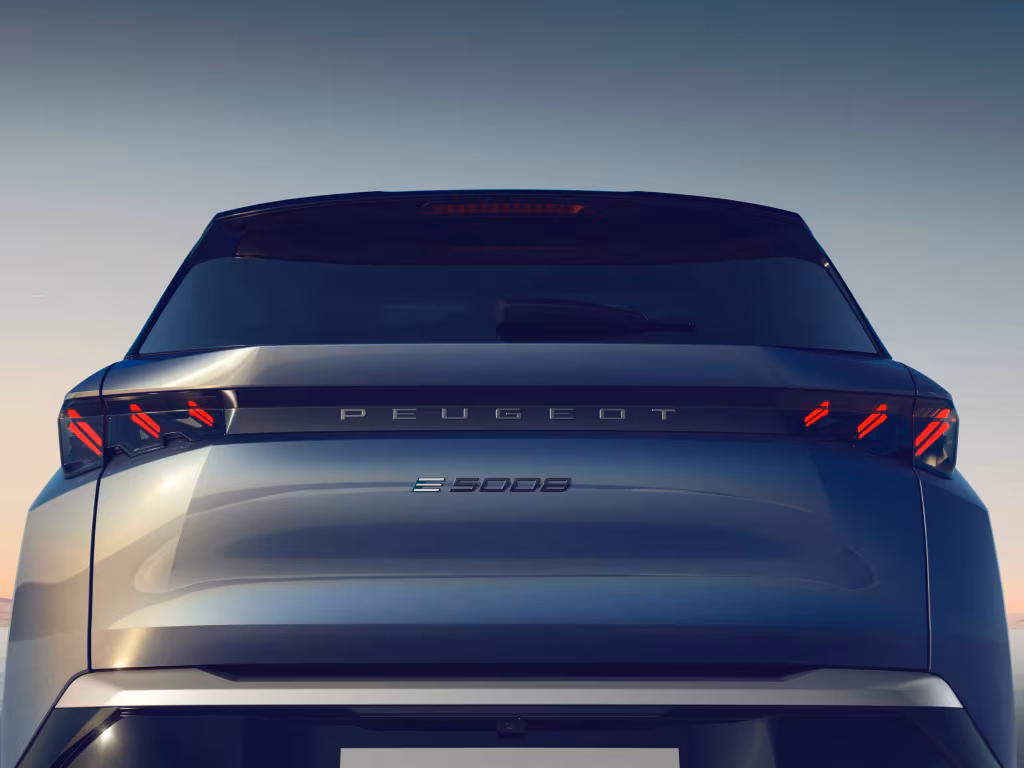 PEUGEOT 5008 1.2 Hybrid 145 AT Allure