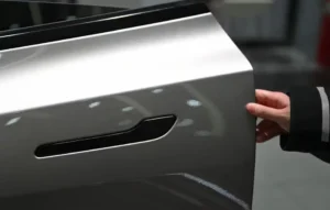 La fin des poignées de porte escamotables dès 2027 en Chine