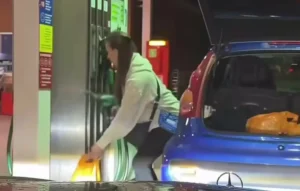 Grande-Bretagne : une automobiliste remplit des sacs de courses de carburant