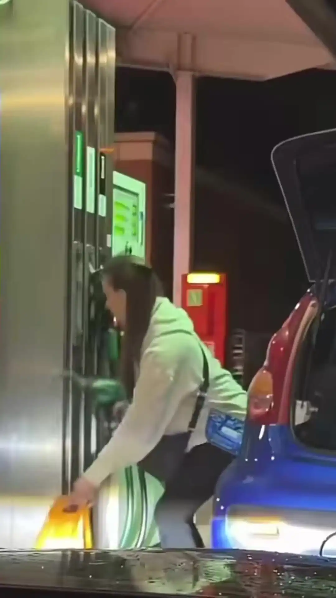 Grande-Bretagne : une automobiliste remplit des sacs de courses de carburant