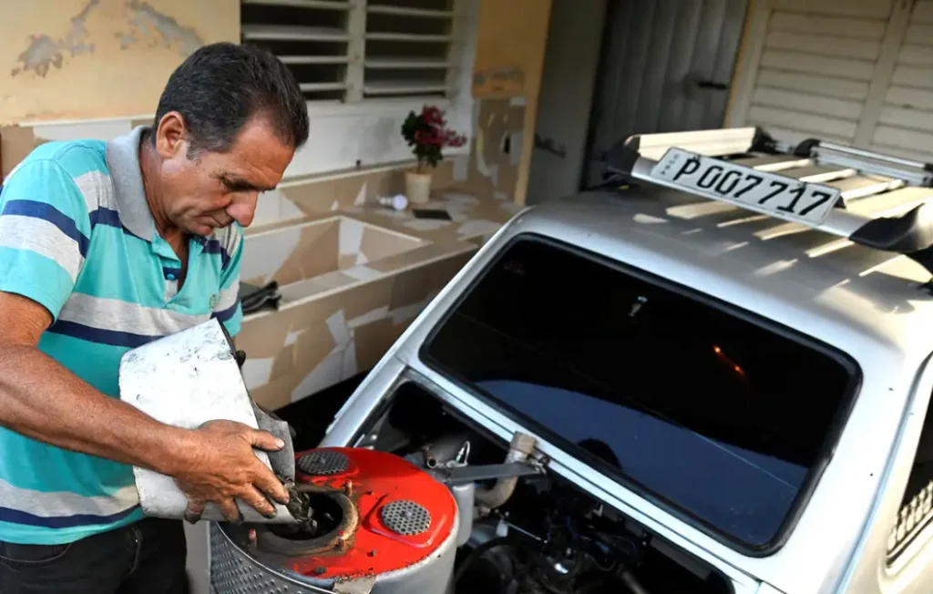 Cuba : Un mécanicien fait rouler sa voiture au charbon de bois pour contrer la pénurie