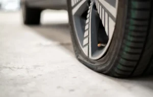 France : vague de vandalisme massif avec plus de 100 véhicules aux pneus crevés