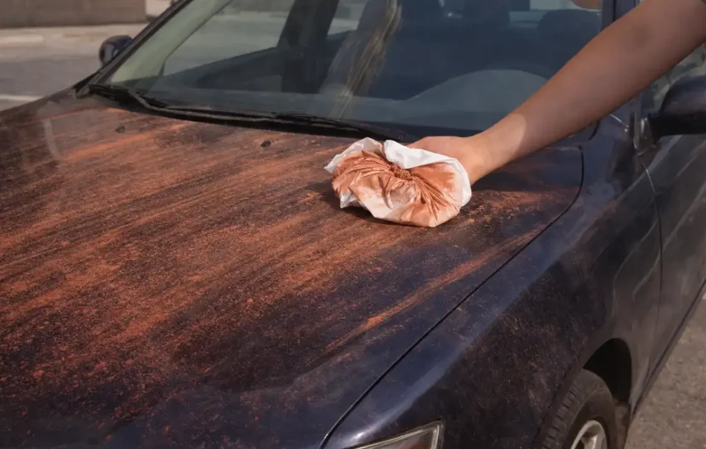 La poussière rouge : les bons gestes pour protéger sa carrosserie