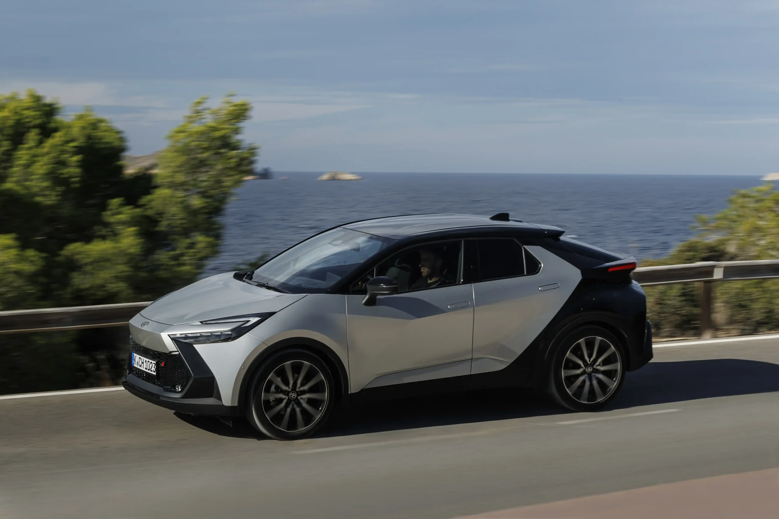TOYOTA C-HR 1.8 HEV 140 AT Distinctive+