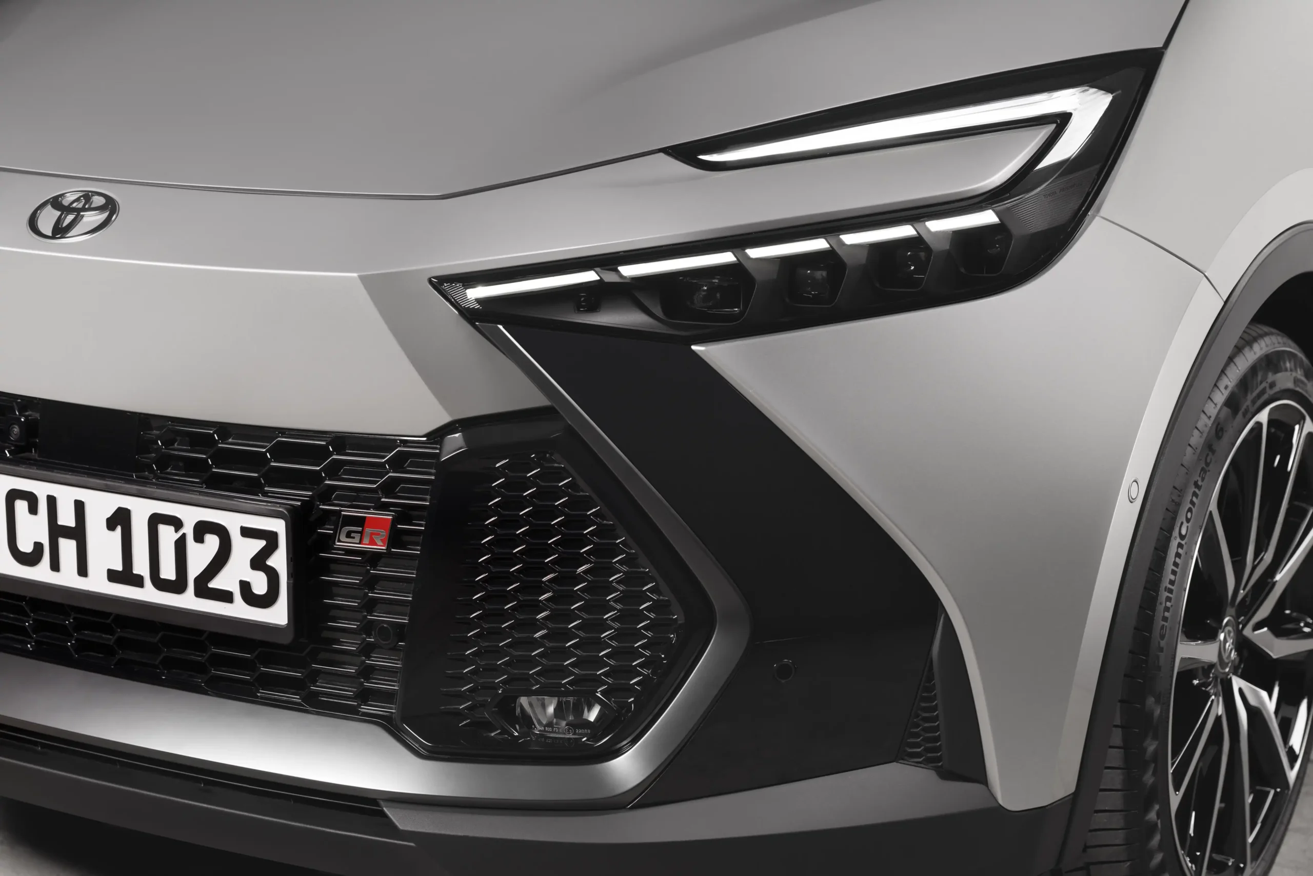 TOYOTA C-HR 1.8 HEV 140 AT Distinctive+