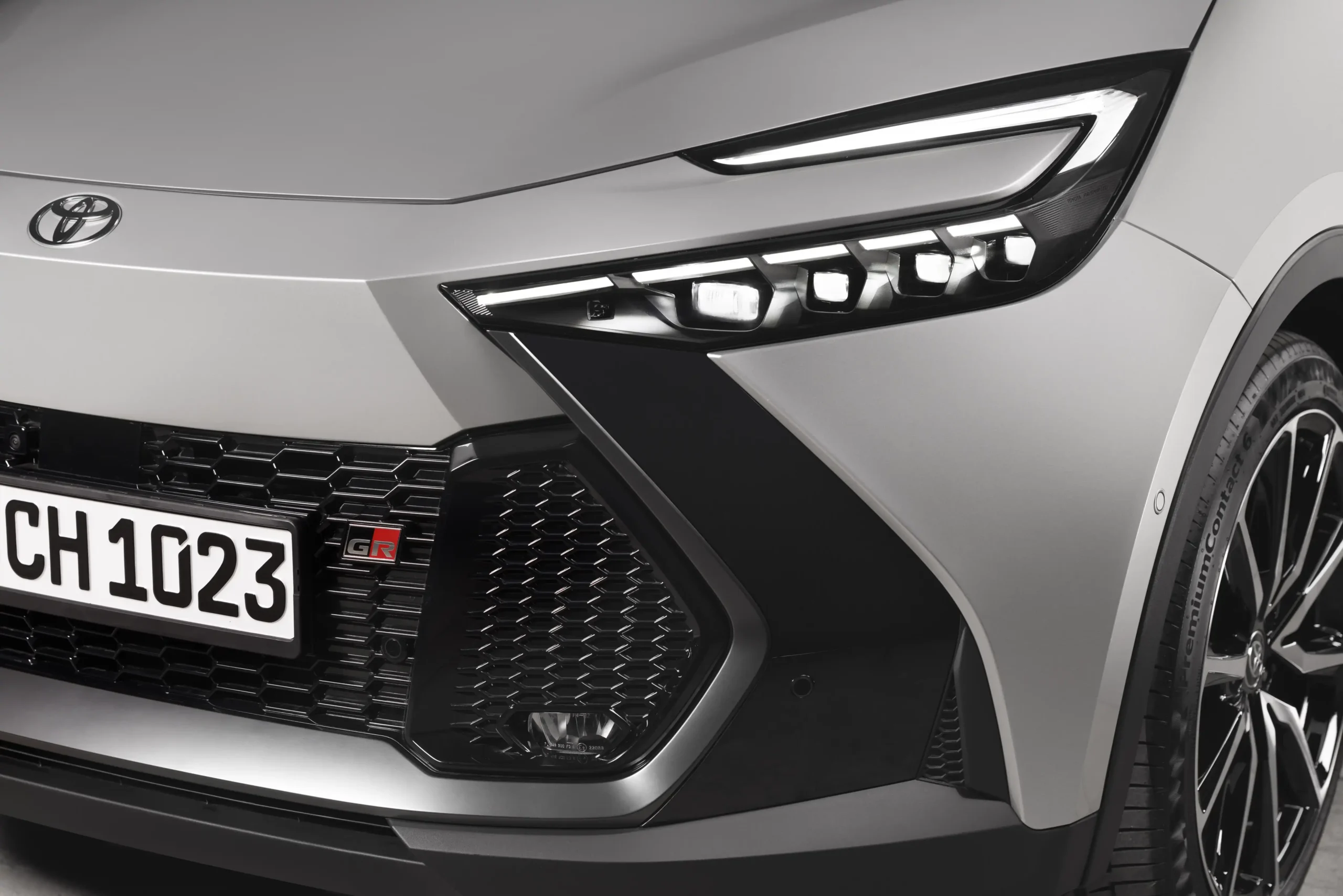 TOYOTA C-HR 1.8 HEV 140 AT Distinctive+