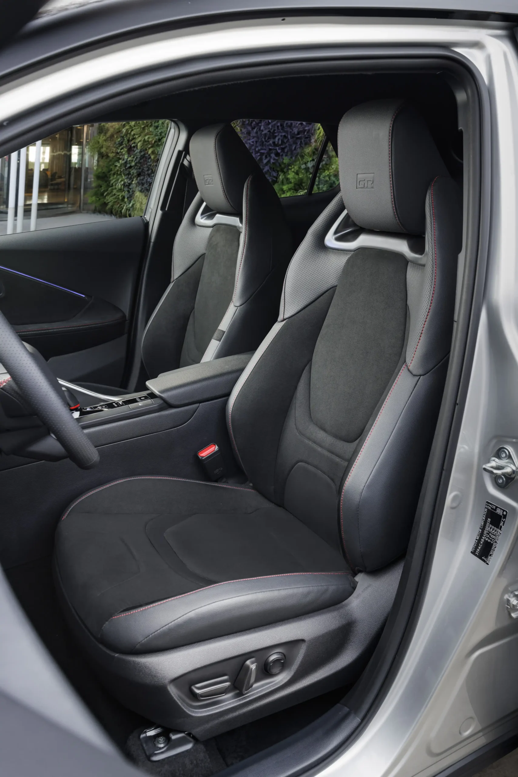 TOYOTA C-HR 1.8 HEV 140 AT Distinctive+