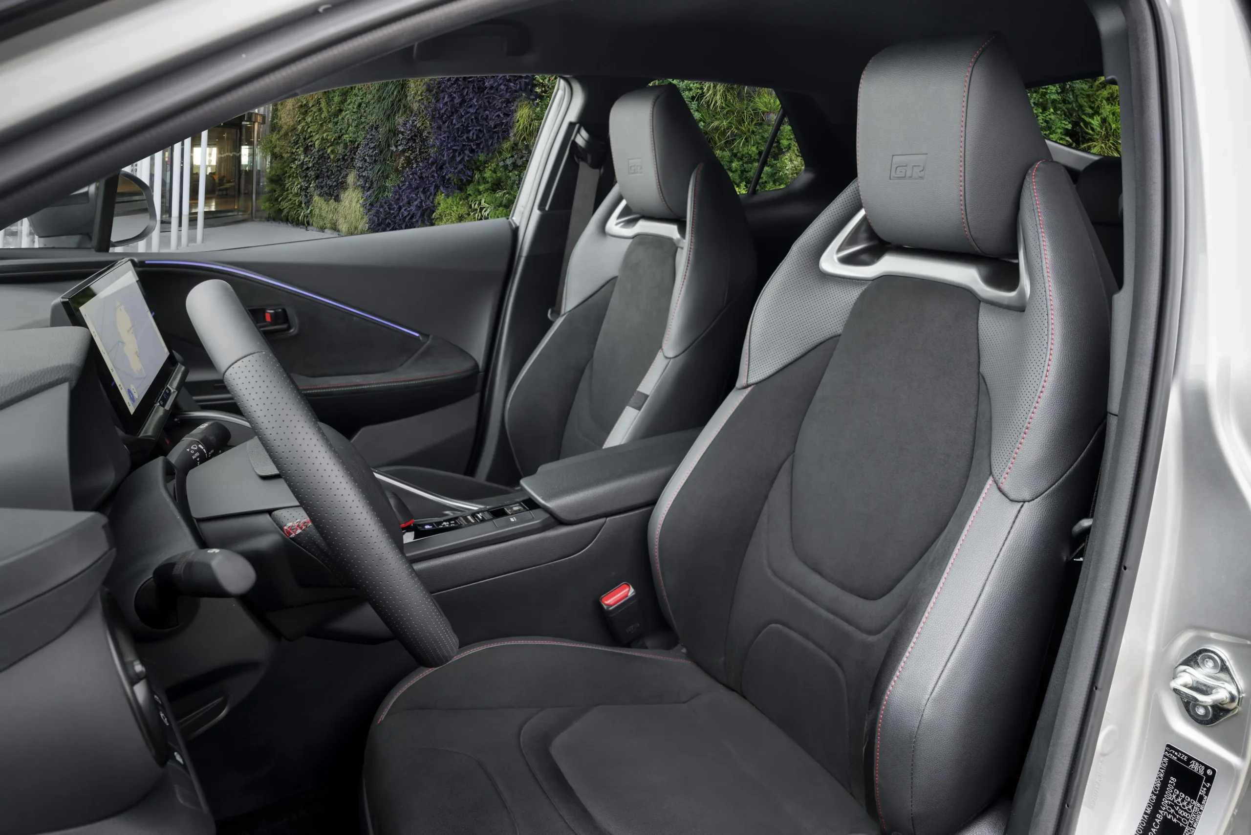 TOYOTA C-HR 1.8 HEV 140 AT Distinctive+