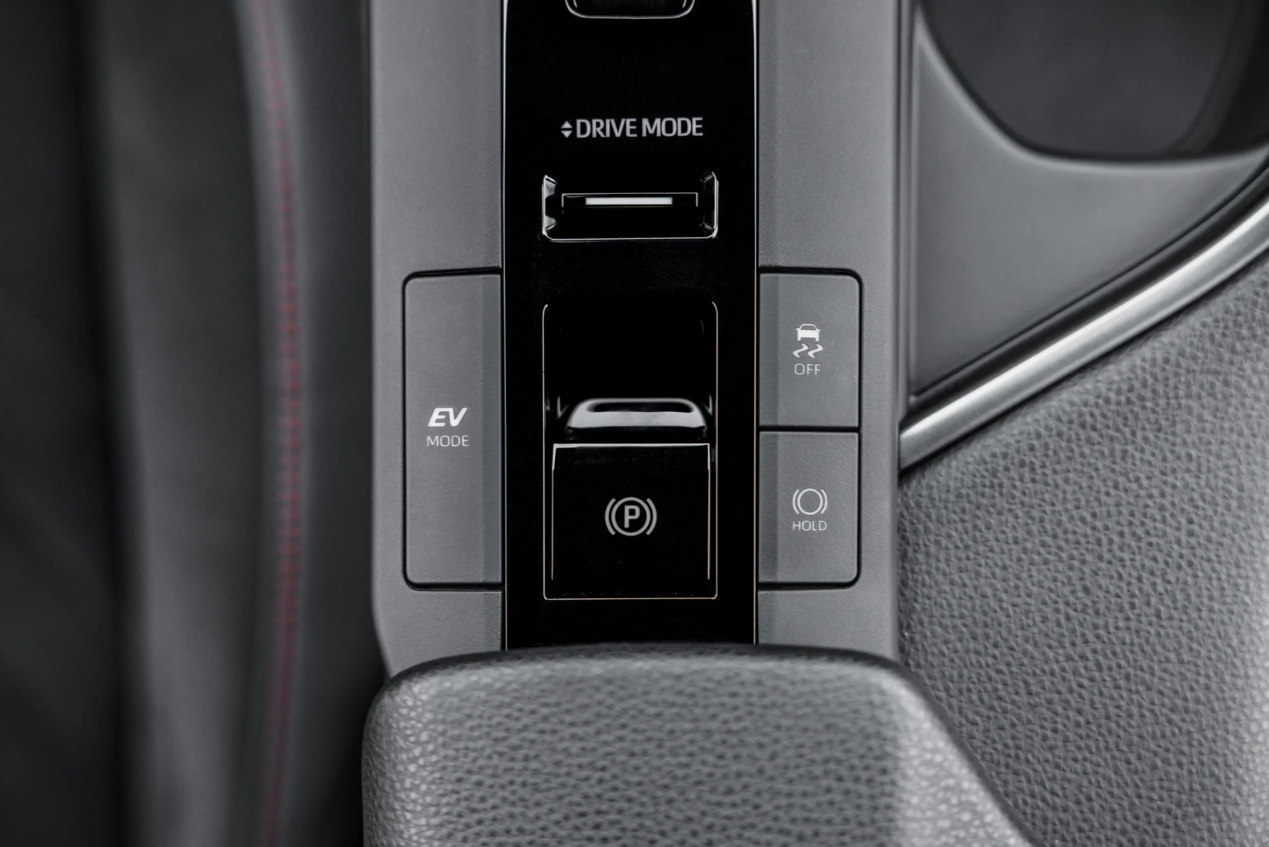 TOYOTA C-HR 1.8 HEV 140 AT Distinctive+