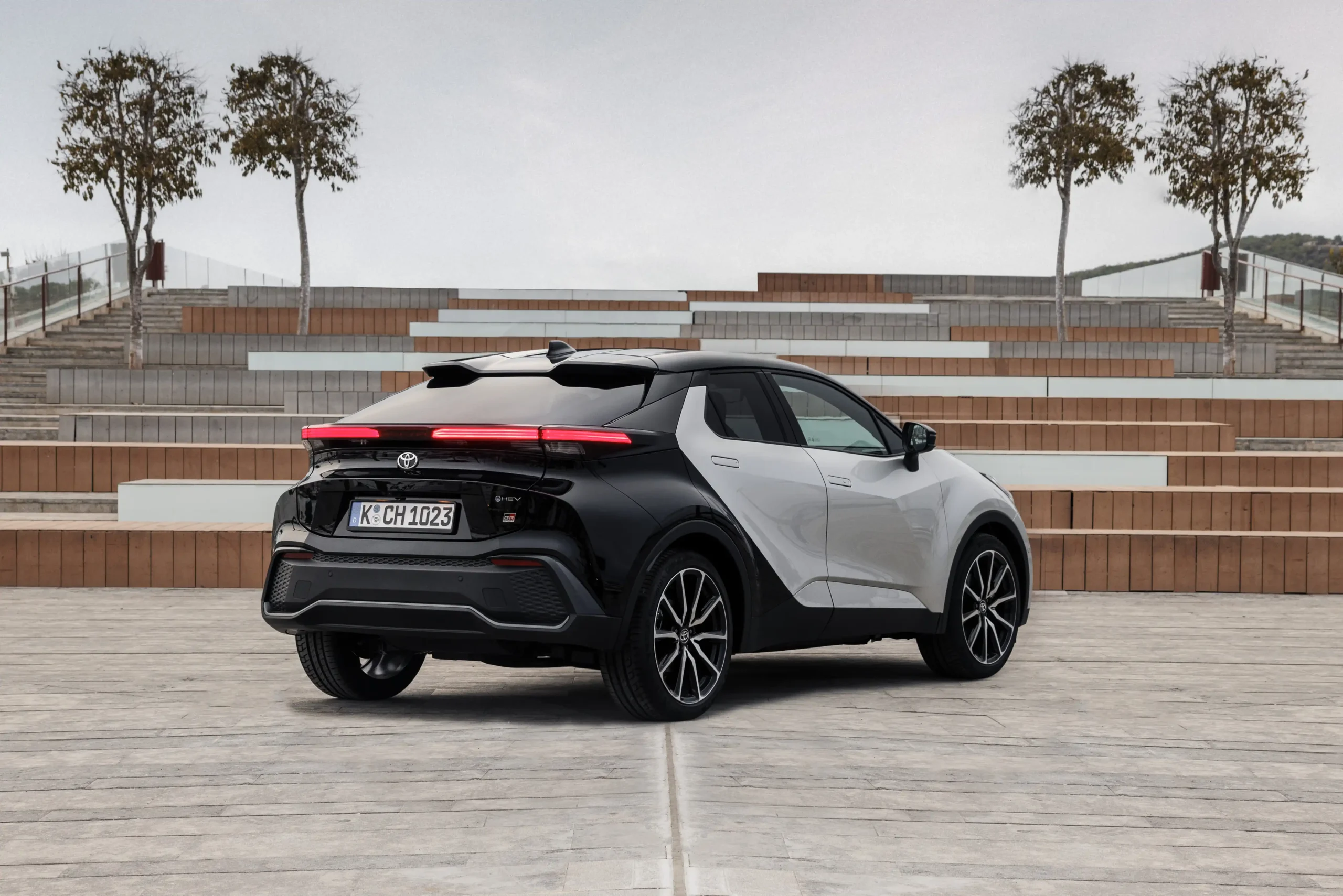 TOYOTA C-HR 1.8 HEV 140 AT Distinctive+