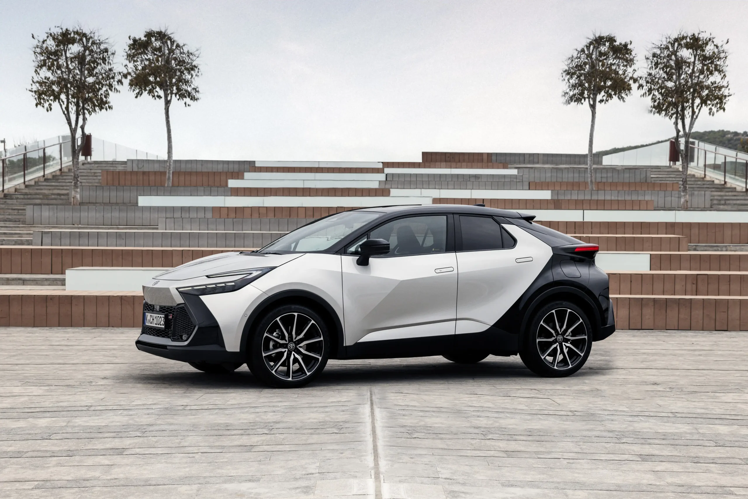 TOYOTA C-HR 1.8 HEV 140 AT Distinctive+