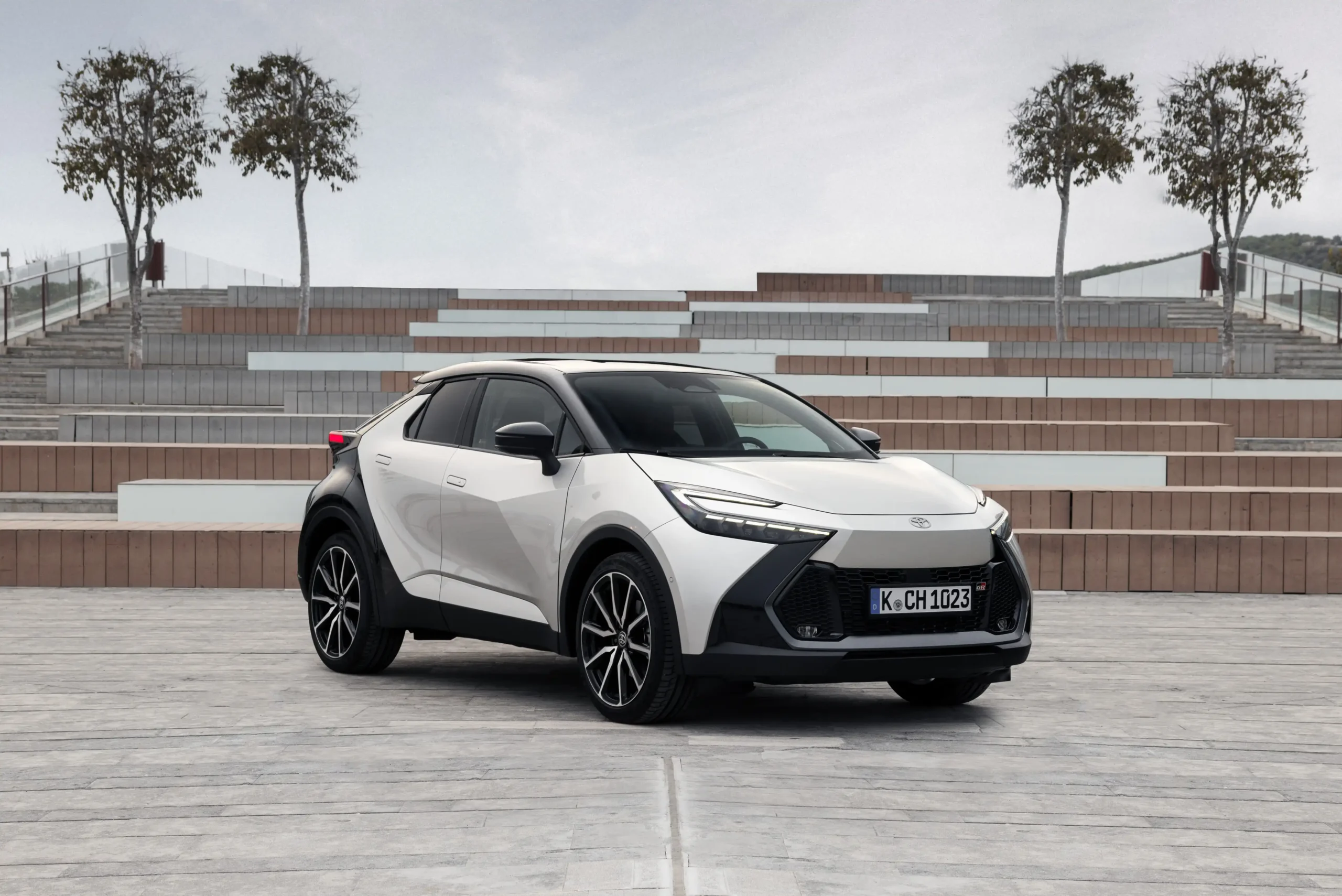 TOYOTA C-HR 1.8 HEV 140 AT Distinctive+