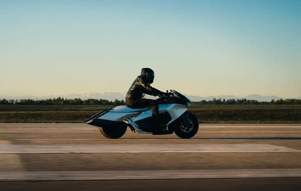 BMW Motorrad Vision K18 : une silhouette de Concorde pour un moteur légendaire