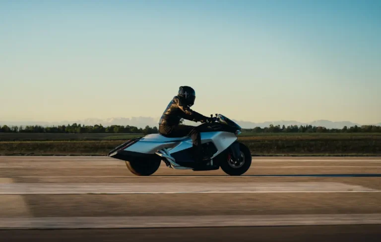BMW Motorrad Vision K18 : une silhouette de Concorde pour un moteur légendaire