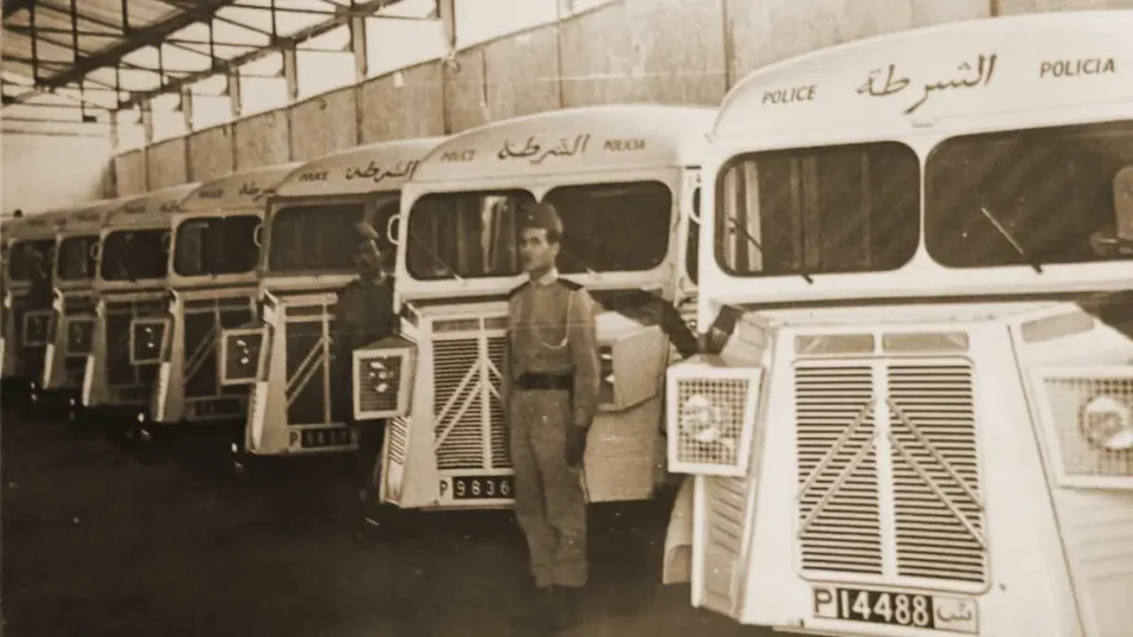 Un alignement de fourgonnettes Citroën de la Sûreté Nationale, au cours des années 1960. © Zamane