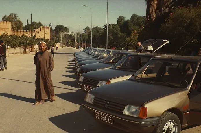 Une impressionnante flotte de Peugeot 205 à Taroudant, 80’. © Instagram : oldmaghrib