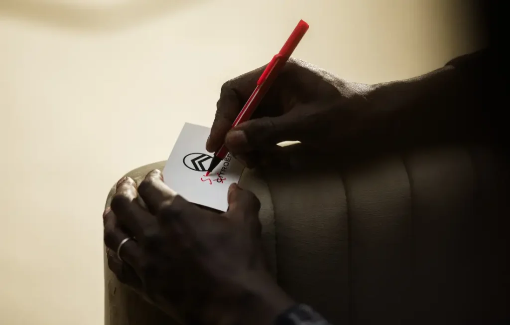 Citroën devient « Sytroën » : Omar Sy prend le volant de l'image de la marque française