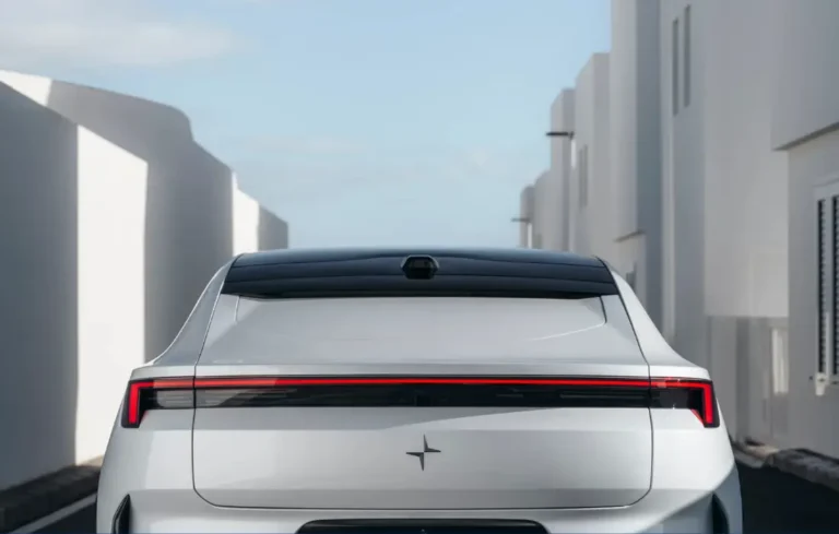 Polestar 4 : le SUV coupé électrique remplace la lunette arrière par une caméra