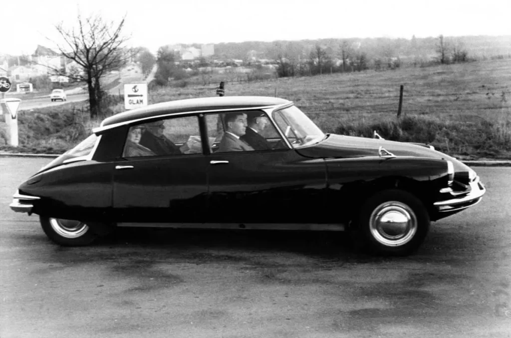 Charles et Yvonne de Gaulle à l’arrière de la DS 21 Pallas présidentielle.