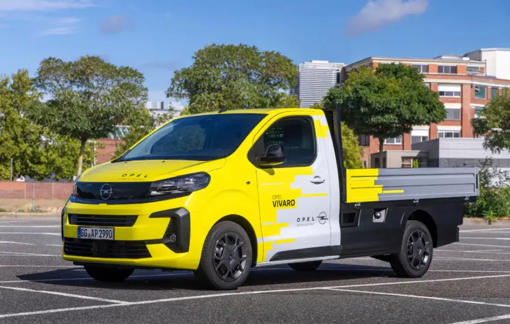 Opel présente le nouveau Vivaro plateau-ridelles, une version transformée destinée aux professionnels qui transportent des équipements, de l'outillage ou des matériaux.