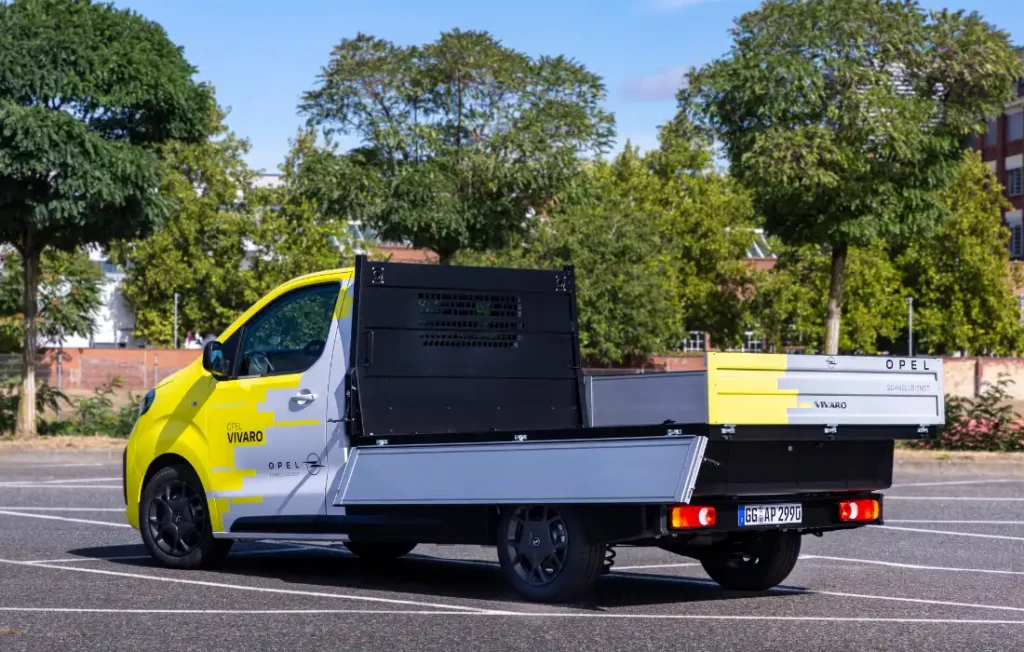 Opel présente le nouveau Vivaro plateau-ridelles, une version transformée destinée aux professionnels qui transportent des équipements, de l'outillage ou des matériaux.