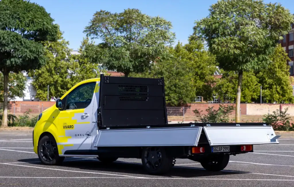 Opel présente le nouveau Vivaro plateau-ridelles, une version transformée destinée aux professionnels qui transportent des équipements, de l'outillage ou des matériaux.