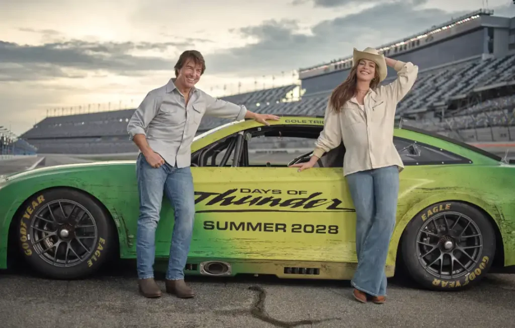 Près de quarante ans après Days of Thunder, Tom Cruise reprend le volant avec Anne Hathaway